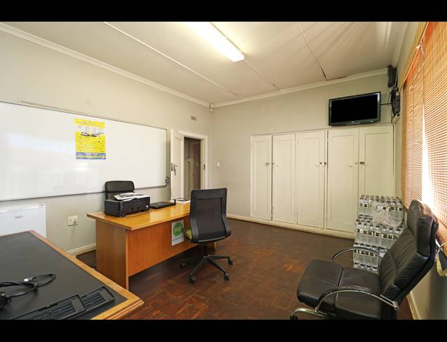 1,487M² BUSINESS FOR SALE IN BRAMLEY